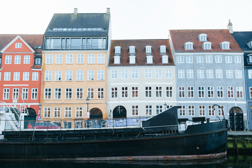 row city buildings waterfront